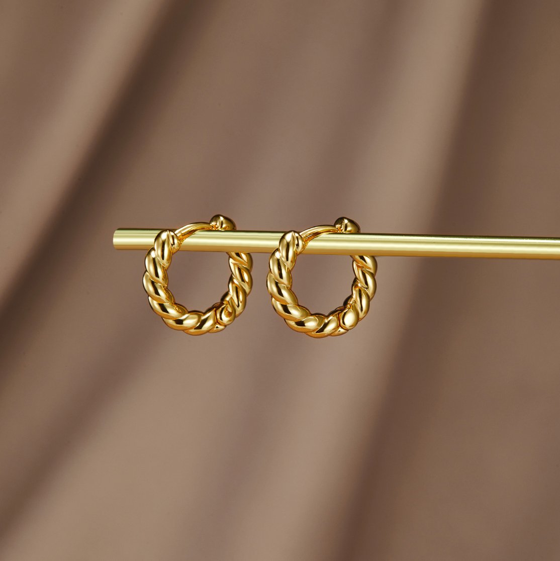 KRYSTAL | STYLISH TWIST EARRINGS
